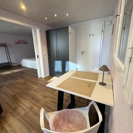 Appartement Gemuetliches City-apartment Mit Kitchenette & Cafe Im Haus